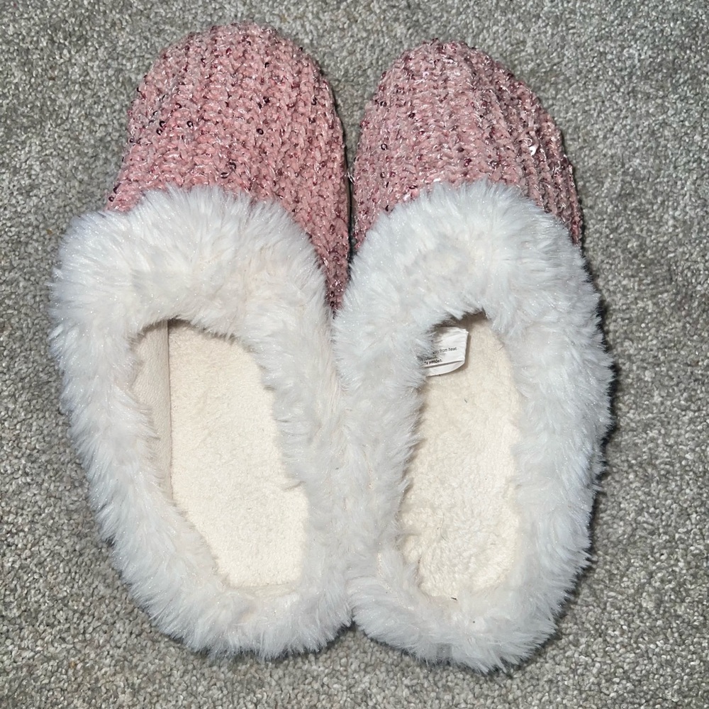 Isotoner Women's Memory Foam Hoodback Comfort Slipper in Evening Sand Size 7.5-8 - Picture 2 of 9
